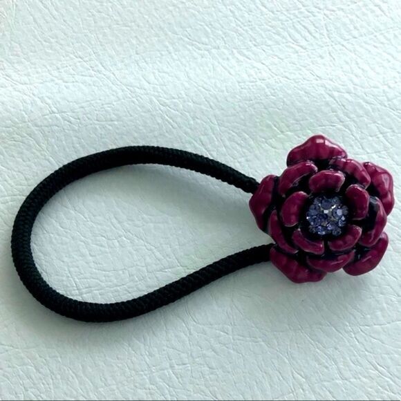 RHINESTONE AND METAL FLOWERED ELASTIC PONYTAIL HOLDER - Picture 3 of 12